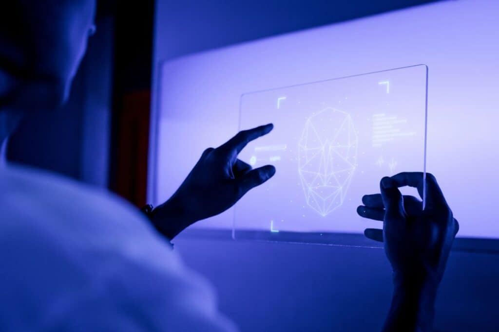 Designer usando uma tela de tablet digital transparente com tecnologia futurista