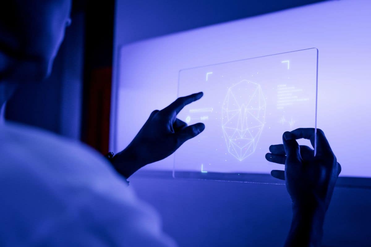 设计师使用透明数字平板电脑屏幕的未来技术