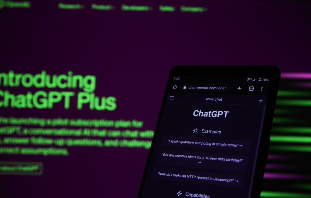 ChatGPT na monitoru a smartphonu