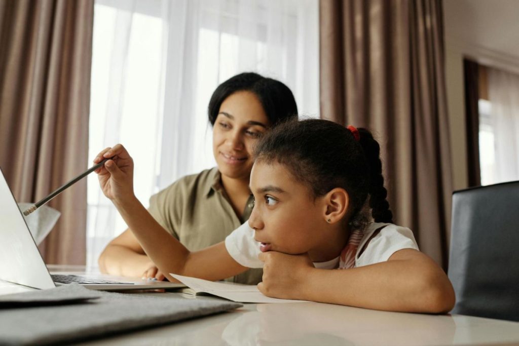 Una madre enseña a su hija