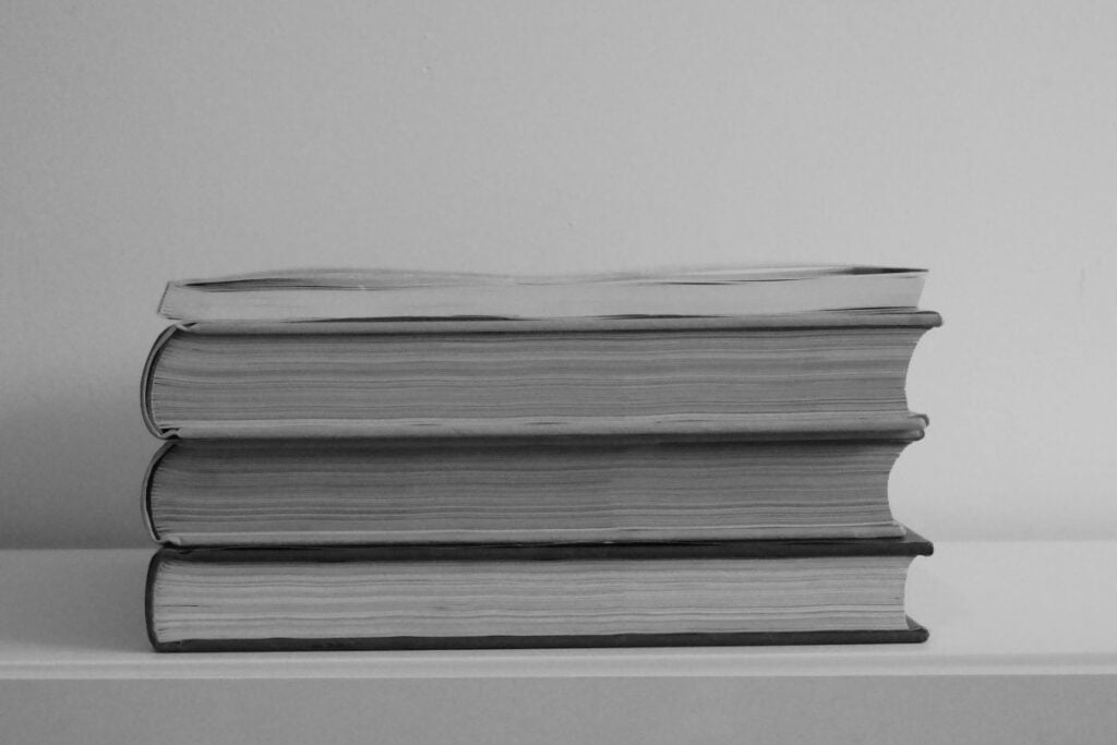 Pilha de livros numa mesa branca