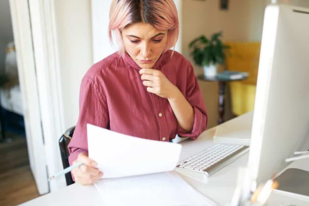 Fiatal nő rózsaszínes hajjal pózol