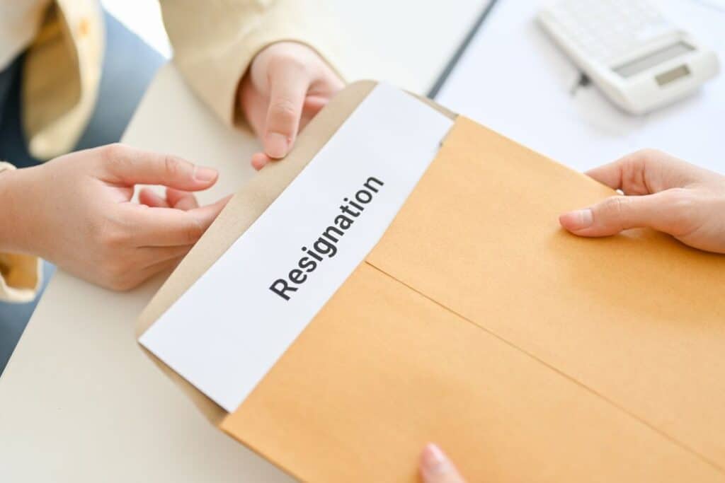 Como escrever uma carta de demissão em minutos: 5 exemplos 5 An office employee sending a resignation letter