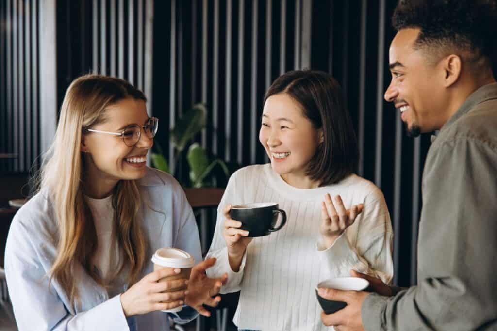 Como escrever uma anedota: Um guia passo a passo 4 Diverse business team enjoying coffee break and sharing conversation