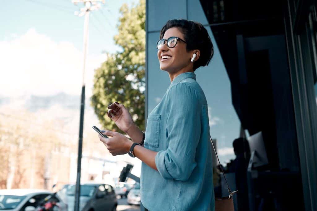Palabras tonales: Definición, ejemplos y lista completa 4 Music mobile phone and woman with earphones in city