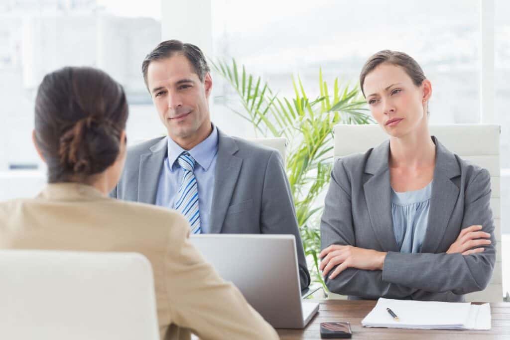 Pourquoi êtes-vous intéressé(e) par ce poste ? (Exemples de meilleures réponses) 6 Business people conducting an interview