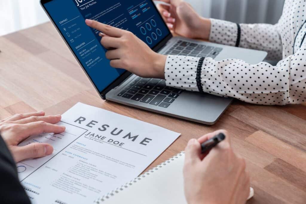 Exemples d'intérêts dans un CV et comment les énumérer 5 Conversational job interview between interviewer and candidate jubilant