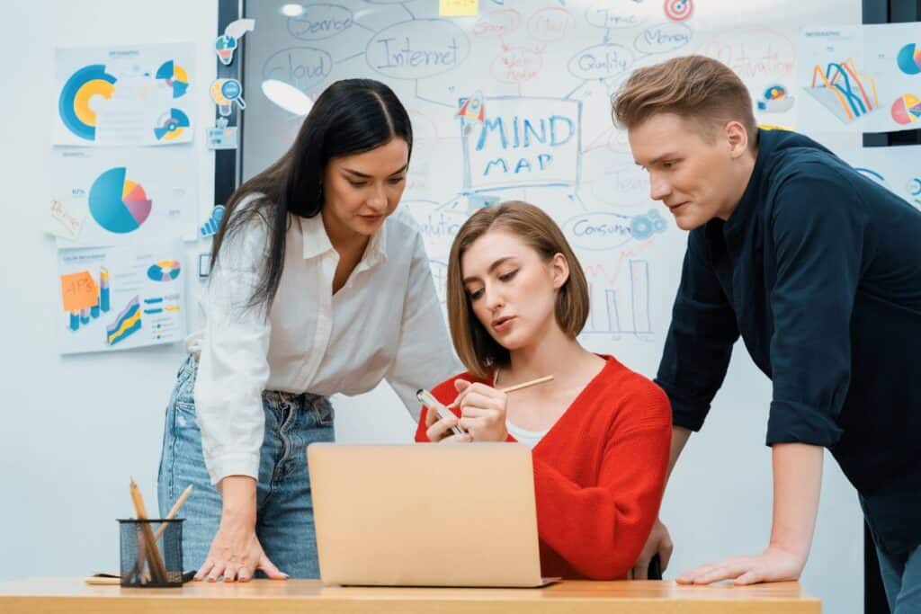 Quali lavori si possono ottenere con una laurea in marketing? I migliori ruoli 4 Professional business team working together in start up project immaculate