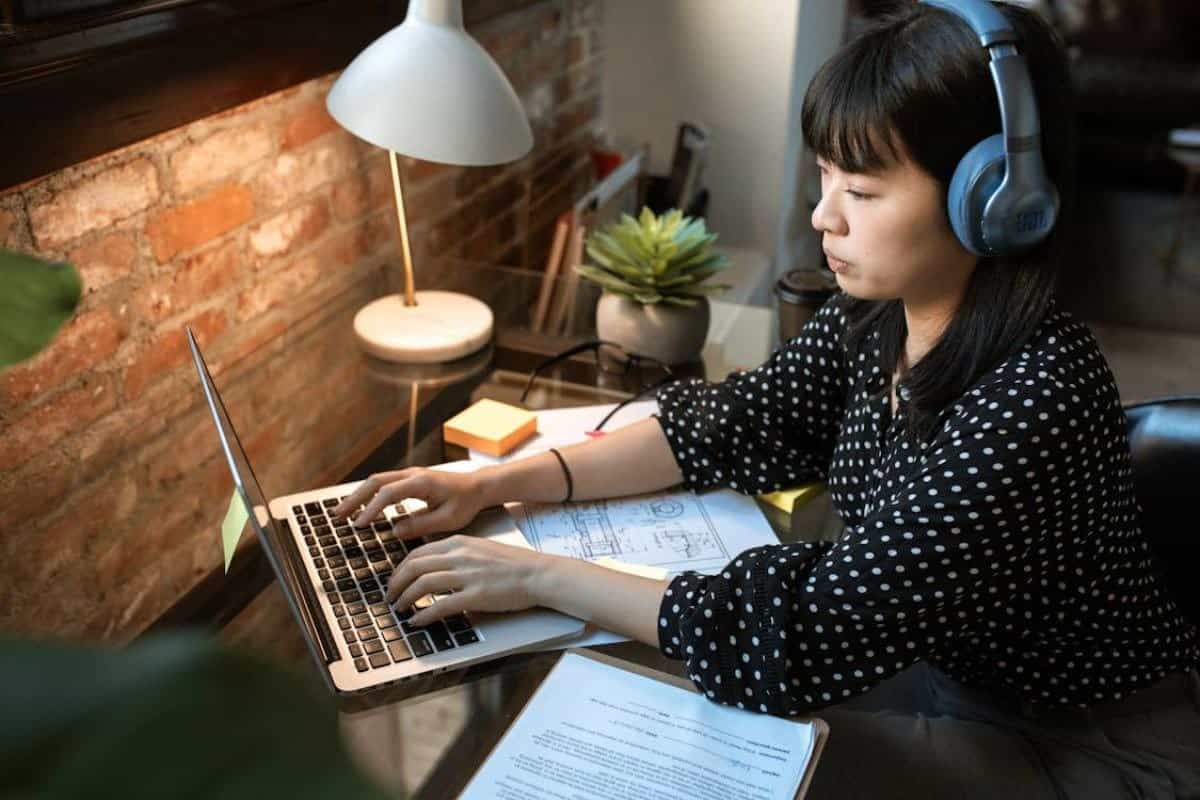 Obrázek zobrazující ženu pracující na svém notebooku