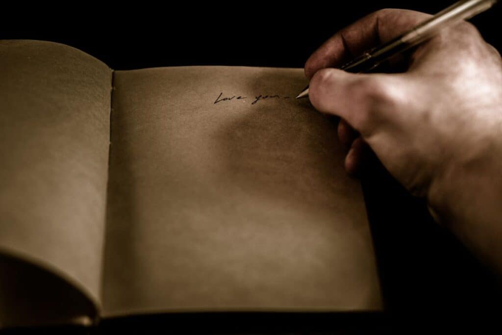 Was ist ein freies Gedicht und wie schreibt man es? 6 Close-up of cropped hand