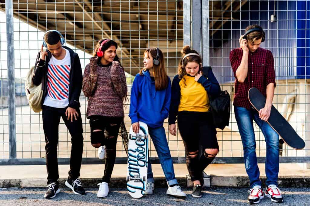 ¿Qué años tiene la Generación Z? (Desglose completo) 4 Group of school friends outdoors lifestyle and leisure music concept