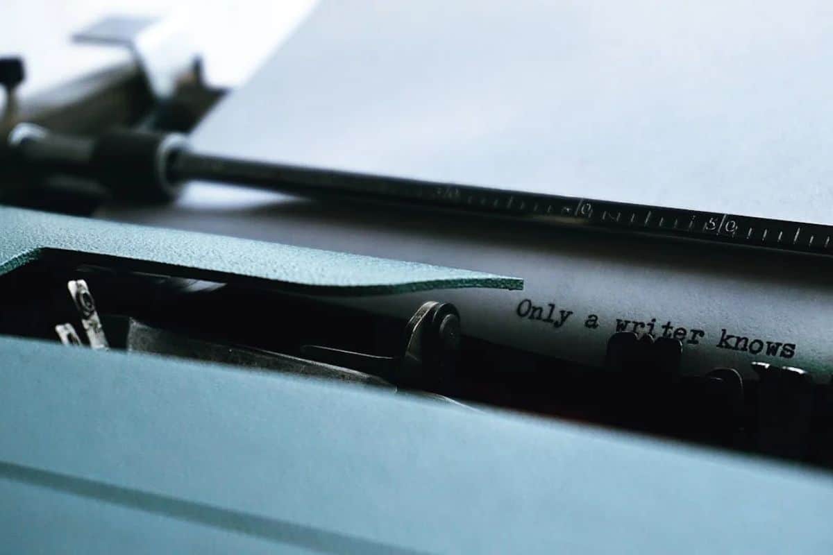 ストックイメージ：クローズアップされたタイプライターと紙にタイプされた「only a writer knows」の文字