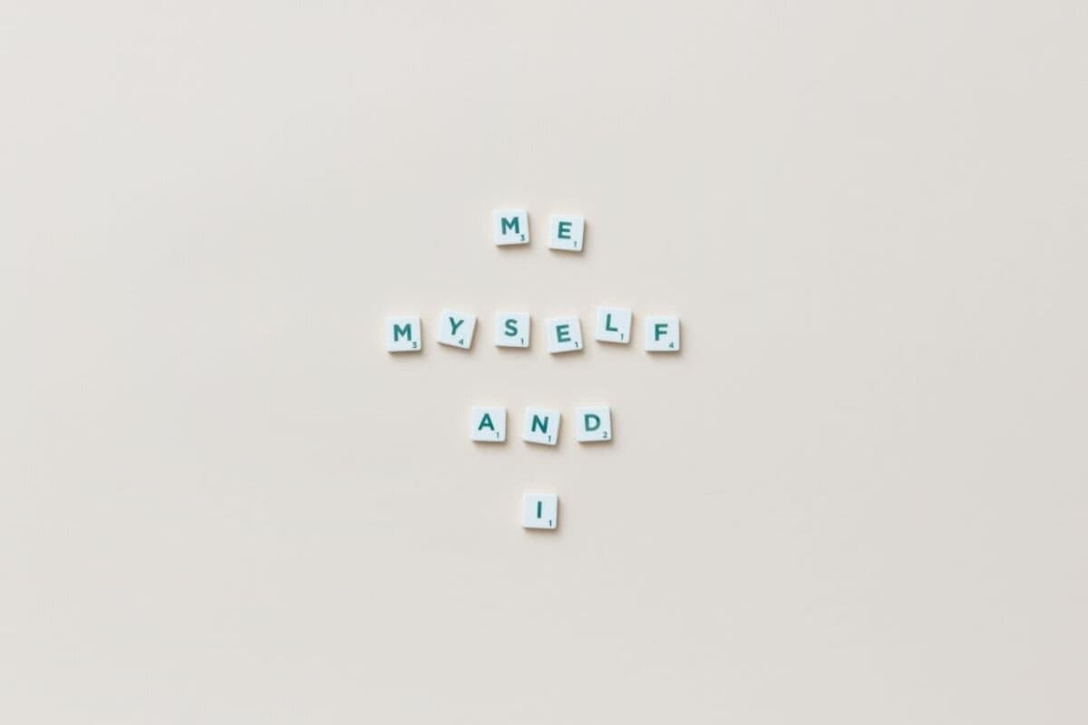 Słowa pisane za pomocą płytek Scrabble