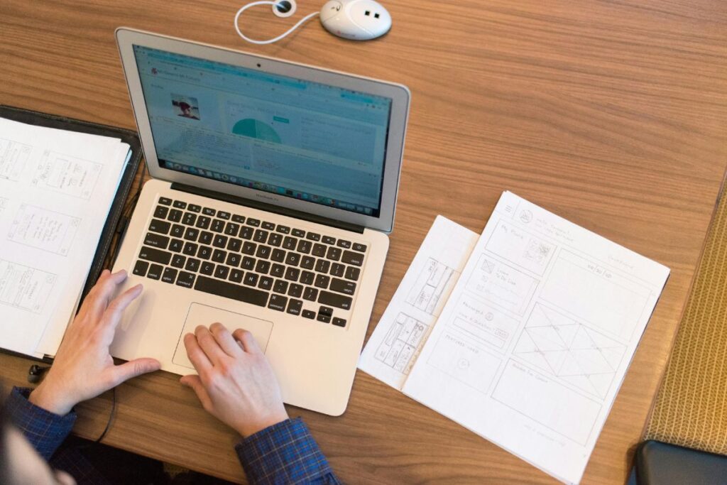Manos de una persona encima de un Macbook Air