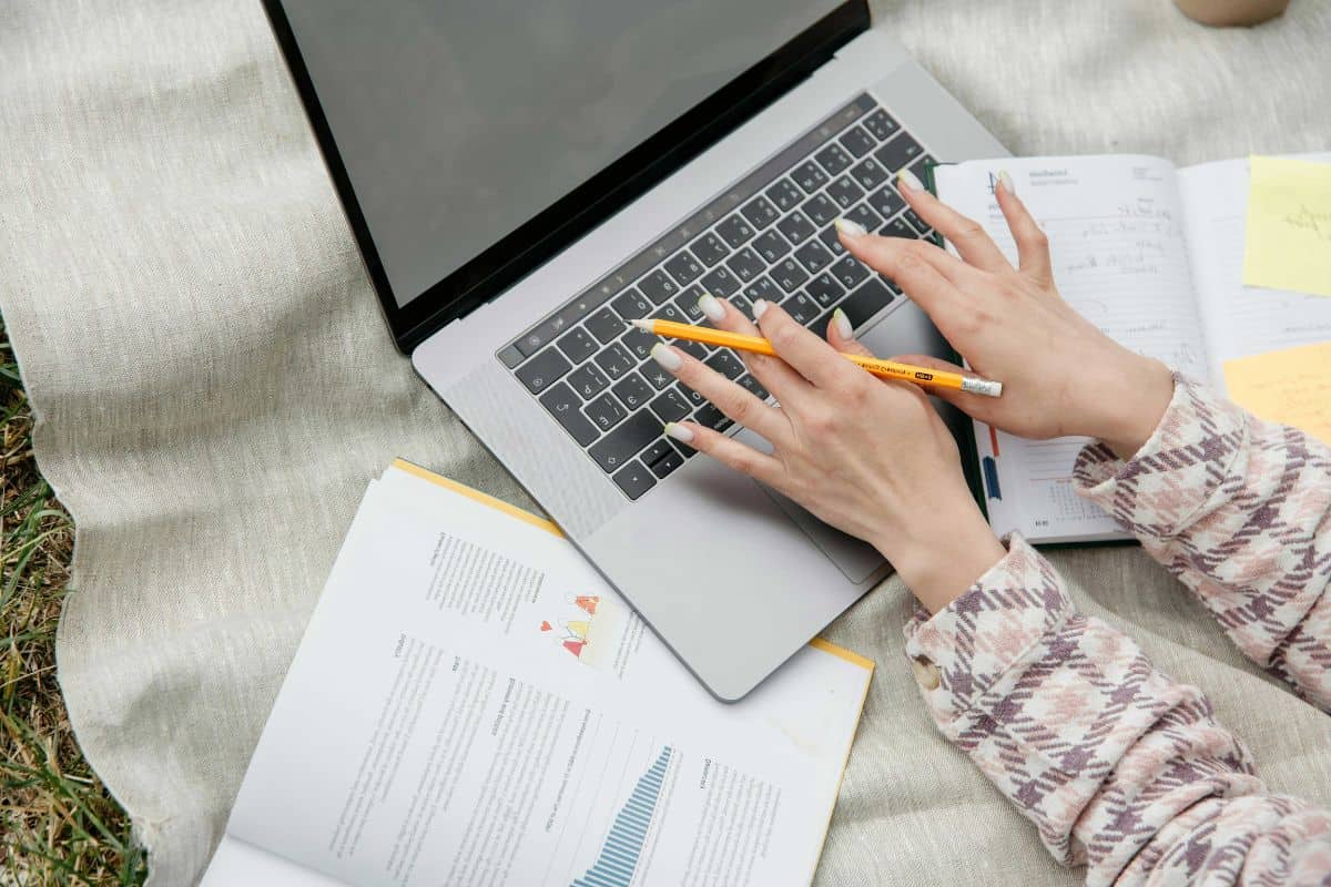 Como verificar se há conteúdo de IA sem detectores de IA: 5 melhores alternativas