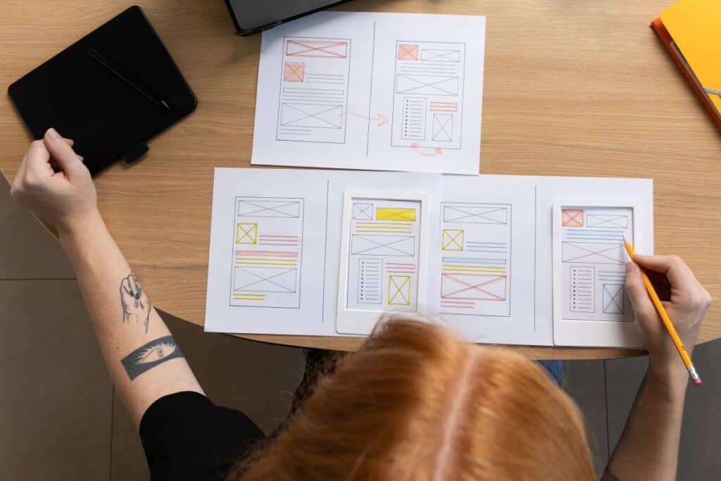 O que é um guia de estilo? Guia completo e exemplos 5 Female web designer in the office with notebook