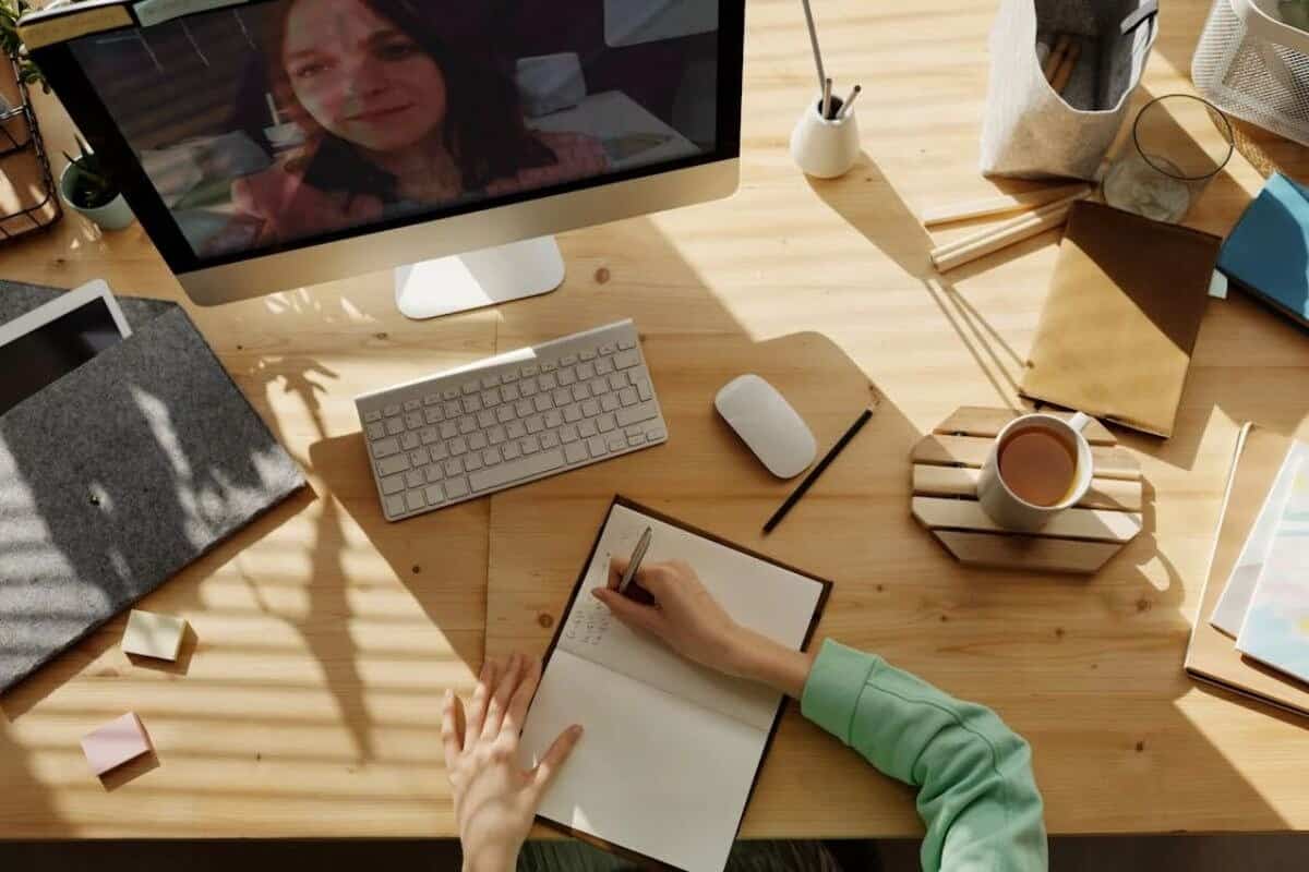 Person som skriver på anteckningsbok