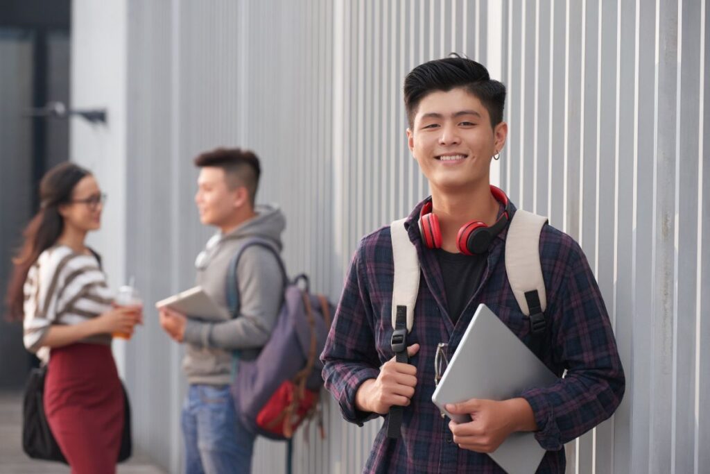 Retrato de um estudante asiático sorridente