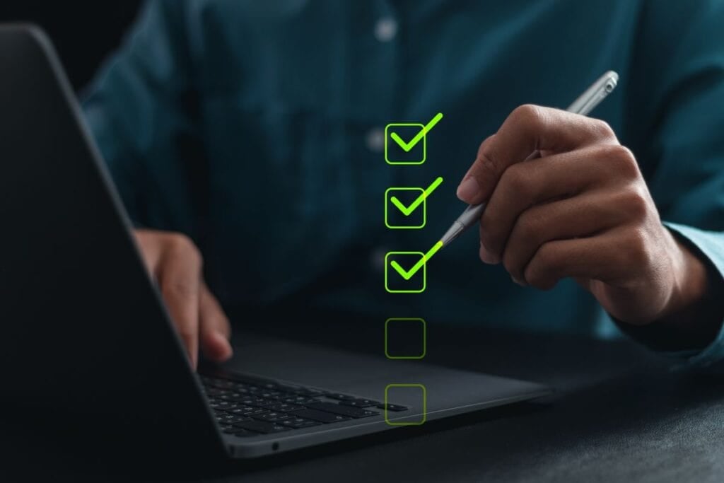 Πώς να γράψετε τις καλύτερες προτροπές AI (με παραδείγματα) 6 Businessman using laptop and checking mark on checkboxes for checklist