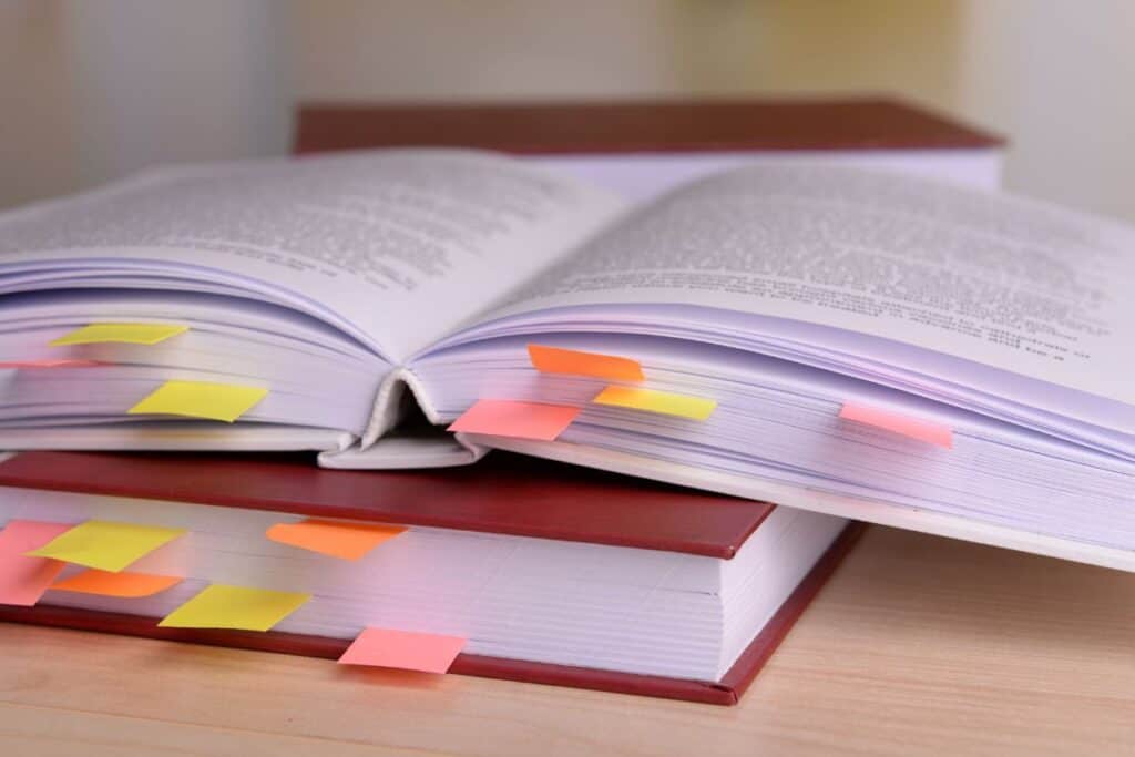 ¿Qué son las conjunciones coordinadas? Guía gramatical + Ejemplos 4 Books with bookmarks on table on bright background