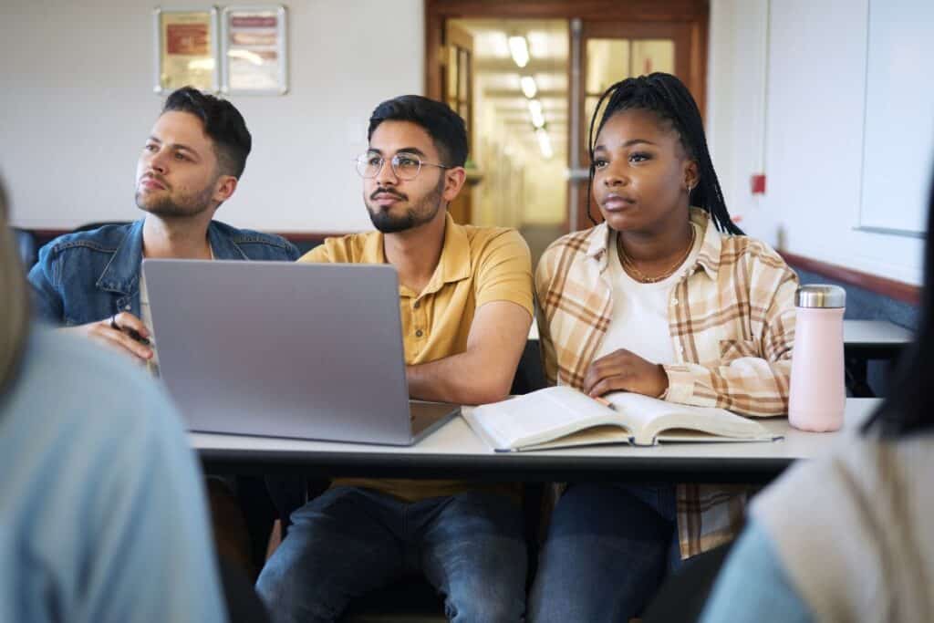 Verbi irregolari in inglese: Elenco completo e guida 4 Students diversity or laptop in school classroom lecture or lesson