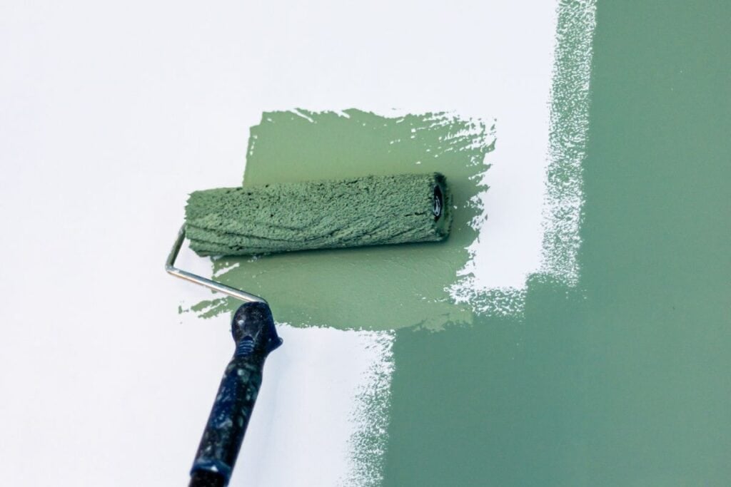 Adjectif possessif : Signification, utilisation et exemples 6 Paiting the wall with green paint