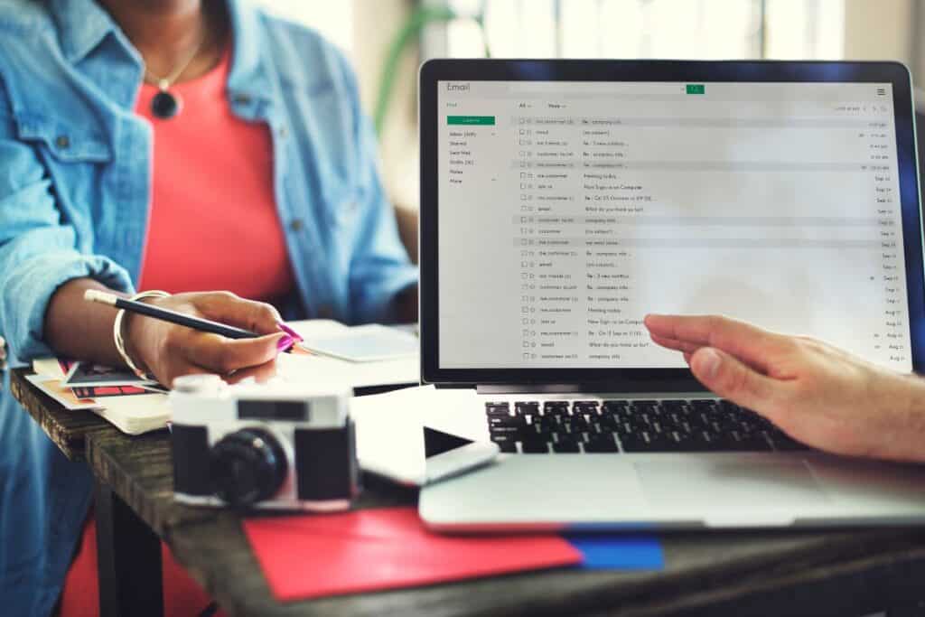 Was ist E-Mail-Marketing? Leitfaden für Einsteiger 5 People teamwork laptop technology working email concept