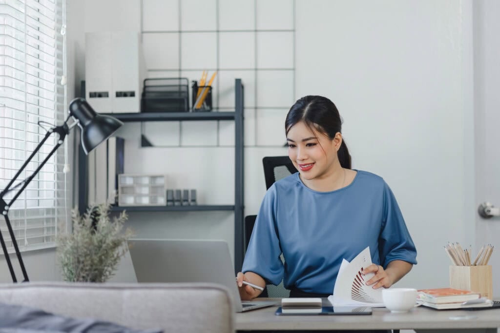 Ottimizzazione dei contenuti AI: Come usare l'intelligenza artificiale per aumentare la SEO 4 Focused young asian businesswoman sitting
