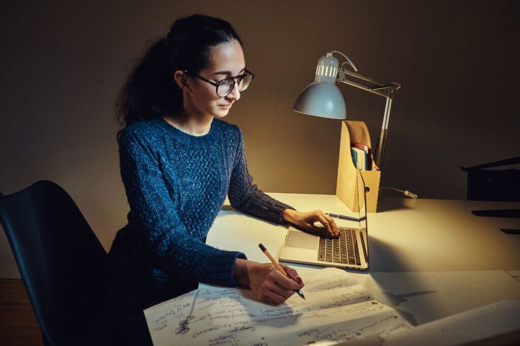 Młoda freelancerka pracuje nad swoim nowym projektem w domu