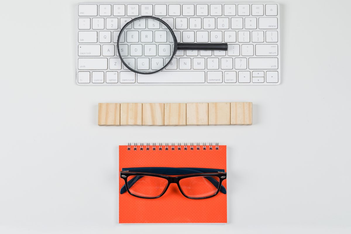 Concept d'affaires avec des blocs de bois, des lunettes, une loupe sur un clavier