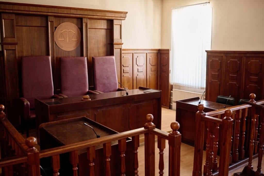AI著作権訴訟:知っておくべきこと 2 Part of spacious courtroom with wooden furniture
