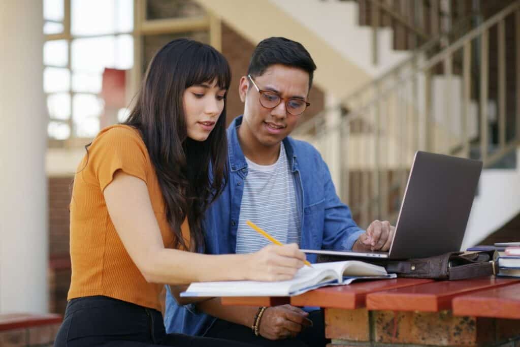 ChatGPT в освіті: Які плюси та мінуси? 5 Studying notes and students with books and laptop for learning education