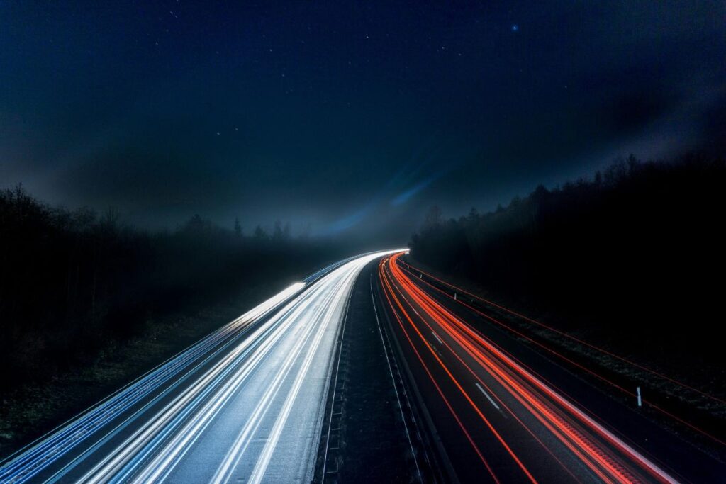 夜间公路上的光迹