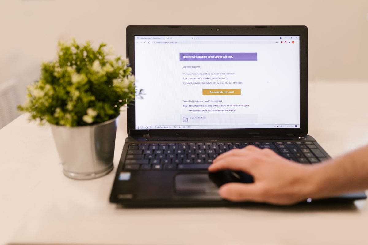 Slik avslutter du e-posten din på riktig måte (med eksempler)