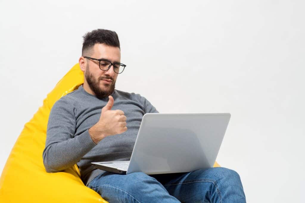 En fyr viser tommelfingeren op, mens han arbejder