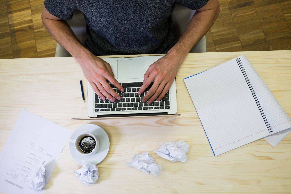 Secção média de um homem executivo utilizando um computador portátil