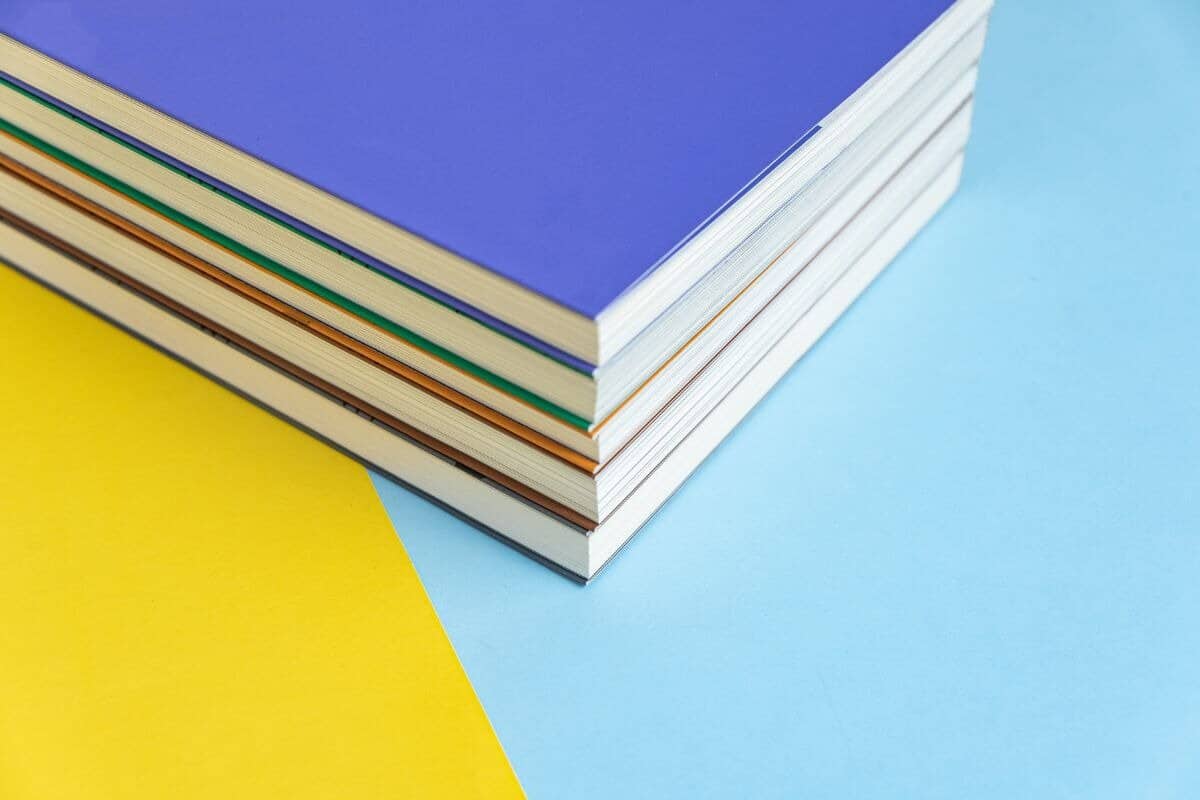Livro de papel físico sobre fundo em grande plano