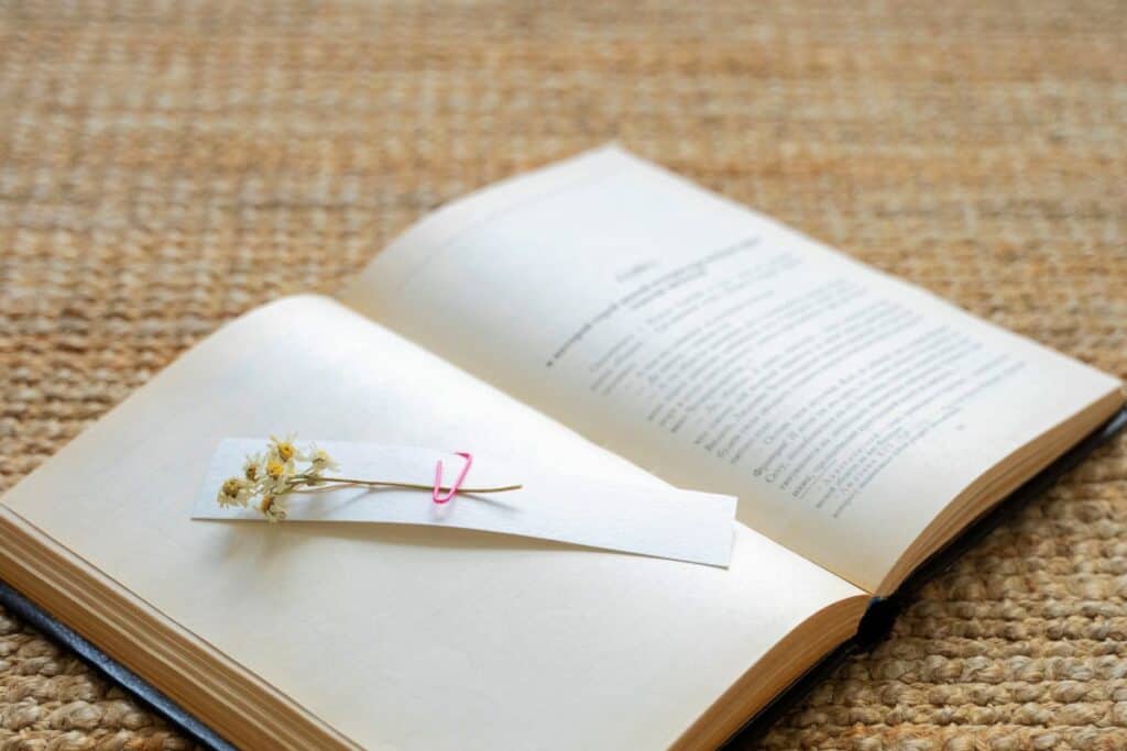 Abrir o caderno e a flor em ângulo elevado