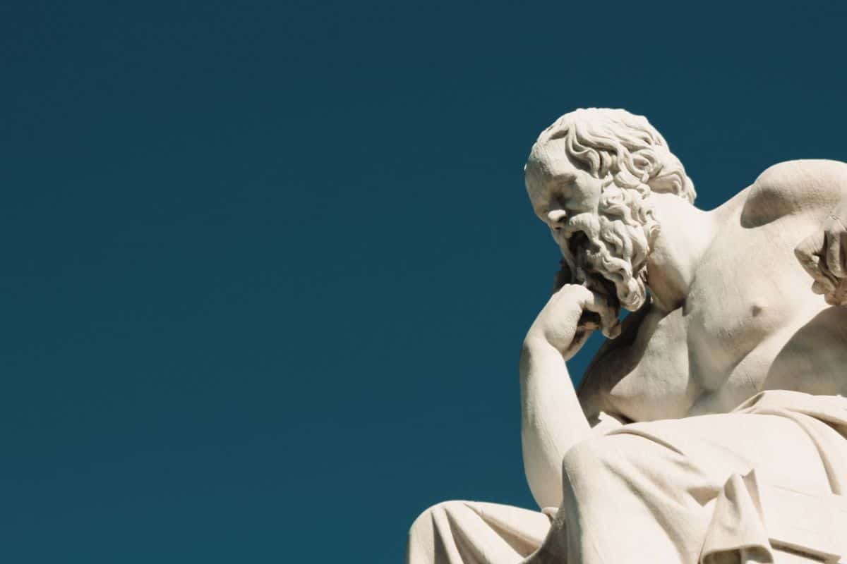 Imagen de una estatua filosófica