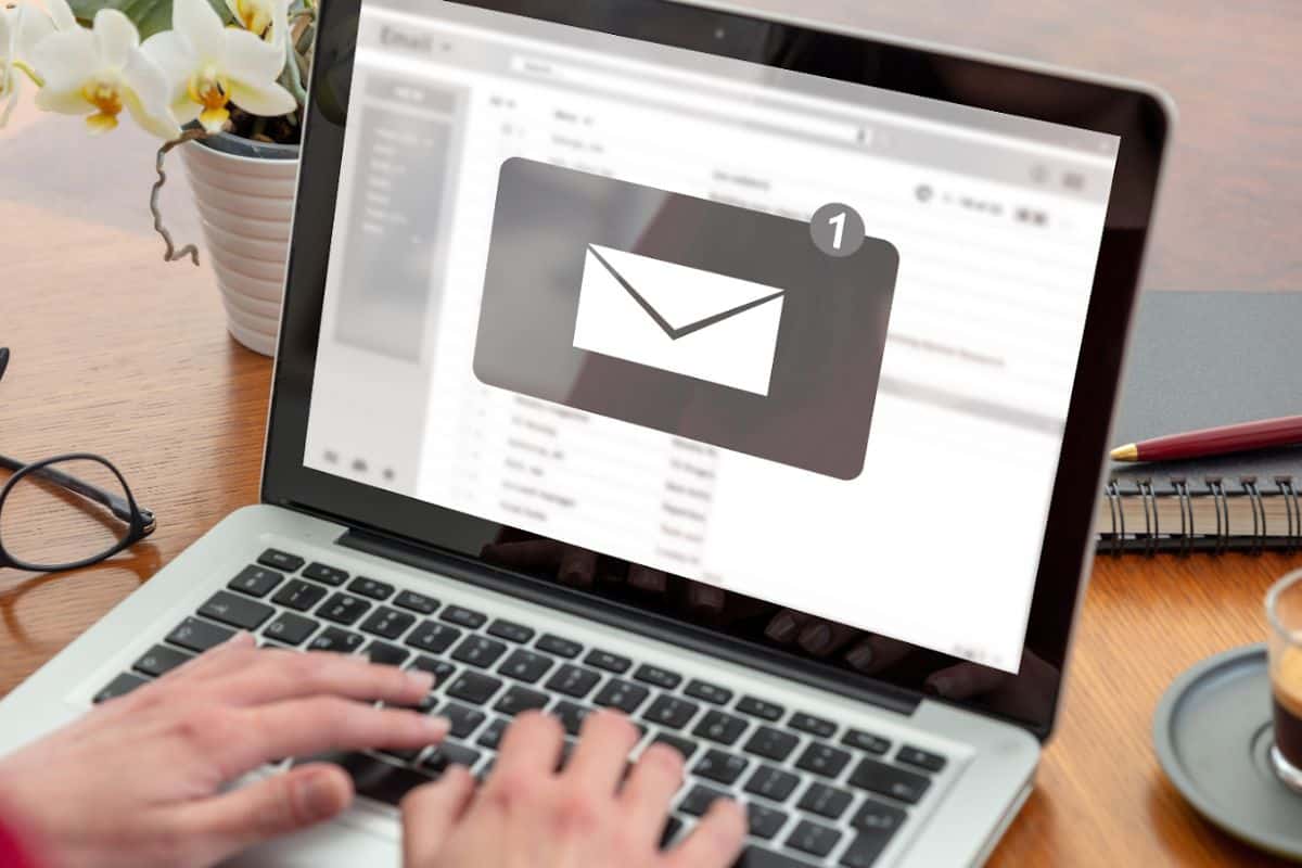 Stockbillede af en person, der modtager en e-mailbesked på en bærbar computer.