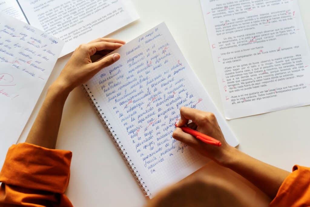 Widok z góry dla dorosłych poprawiający błędy gramatyczne