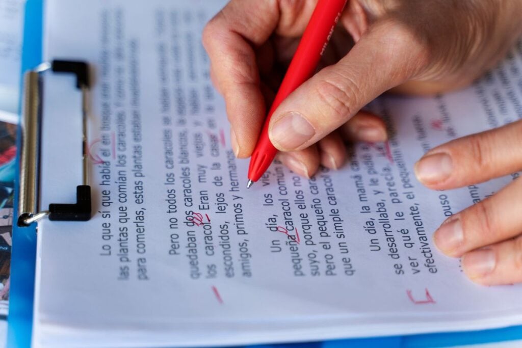 A helyesírás a nyelvtan része? Egyszerű válasz példákkal 4 Magas szögben kézzel javítja a nyelvtani hibákat