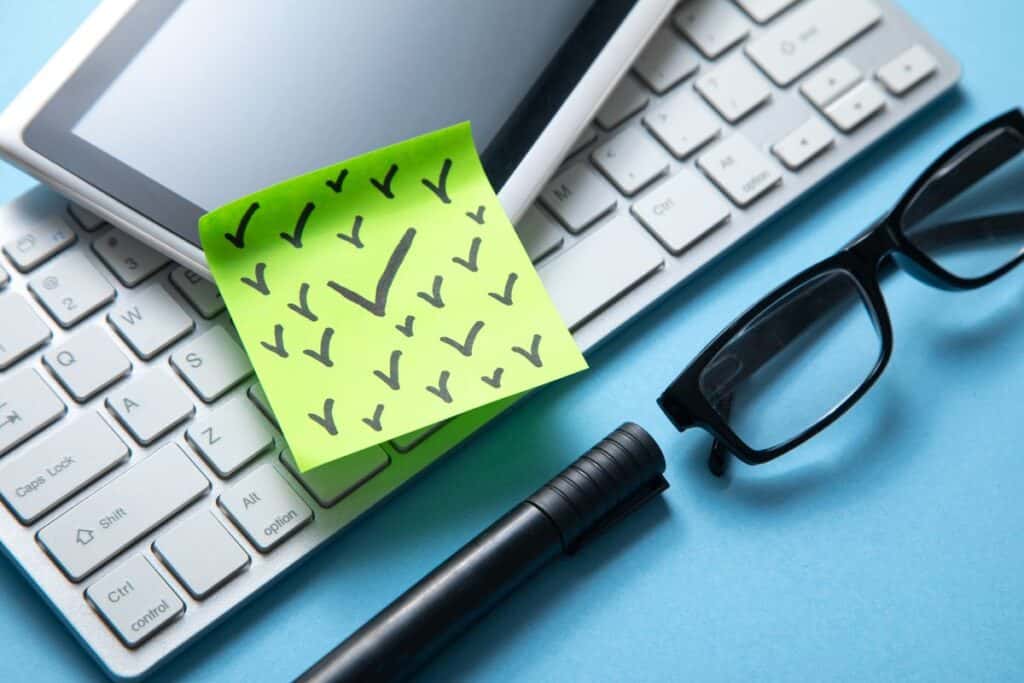 Check marks on sticky note with a business objects