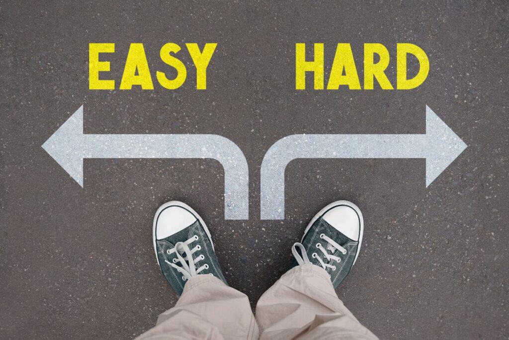 ¿Cuál es el idioma más difícil de aprender? Lista de los 10 más difíciles 2 Easy and hard concept legs with trainer shoes