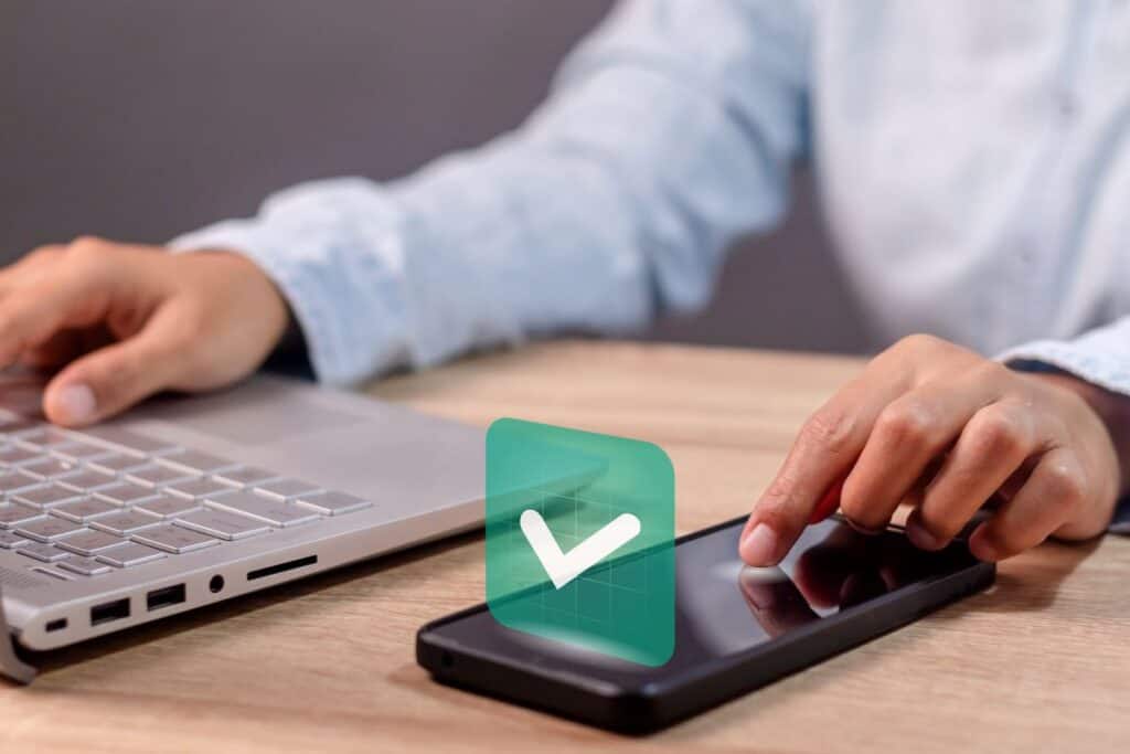 AI för faktakontroll: Säkerställ korrekthet i ditt AI-innehåll 5 A man using smartphone with green checkmark