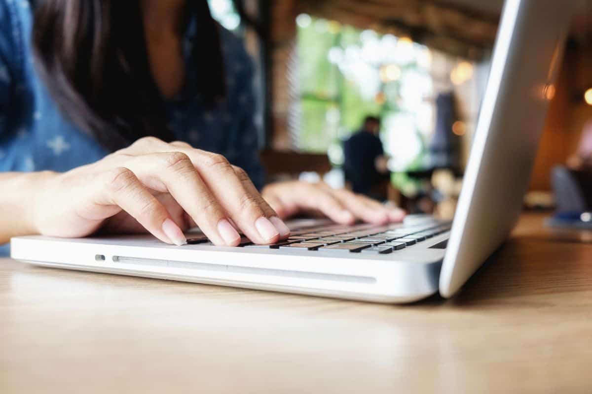 Çıplak ayakla alışveriş tutkunu teknoloji ev içi gülümseme dinlenme