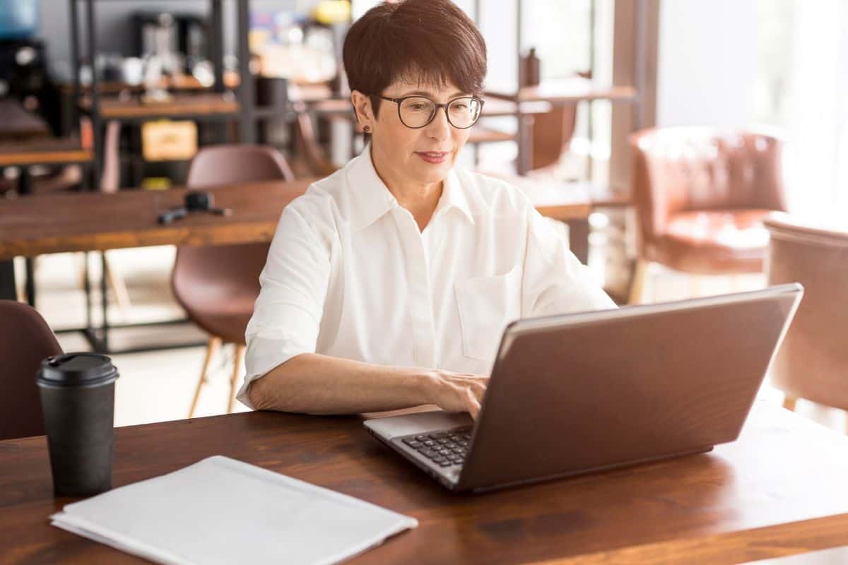 Bir kahve dükkanında çalışan iş kadını