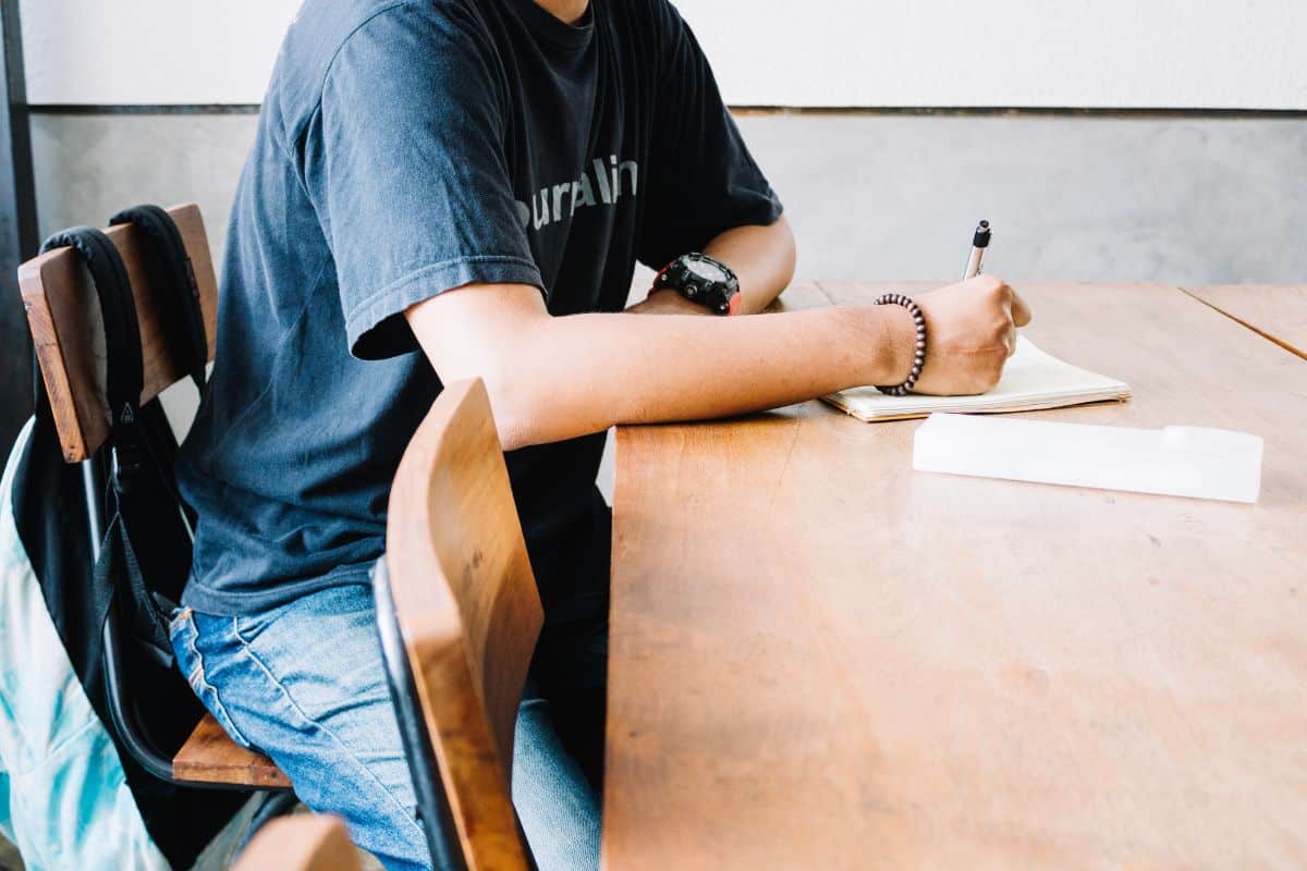 Un agriculteur prend des notes pendant un cours