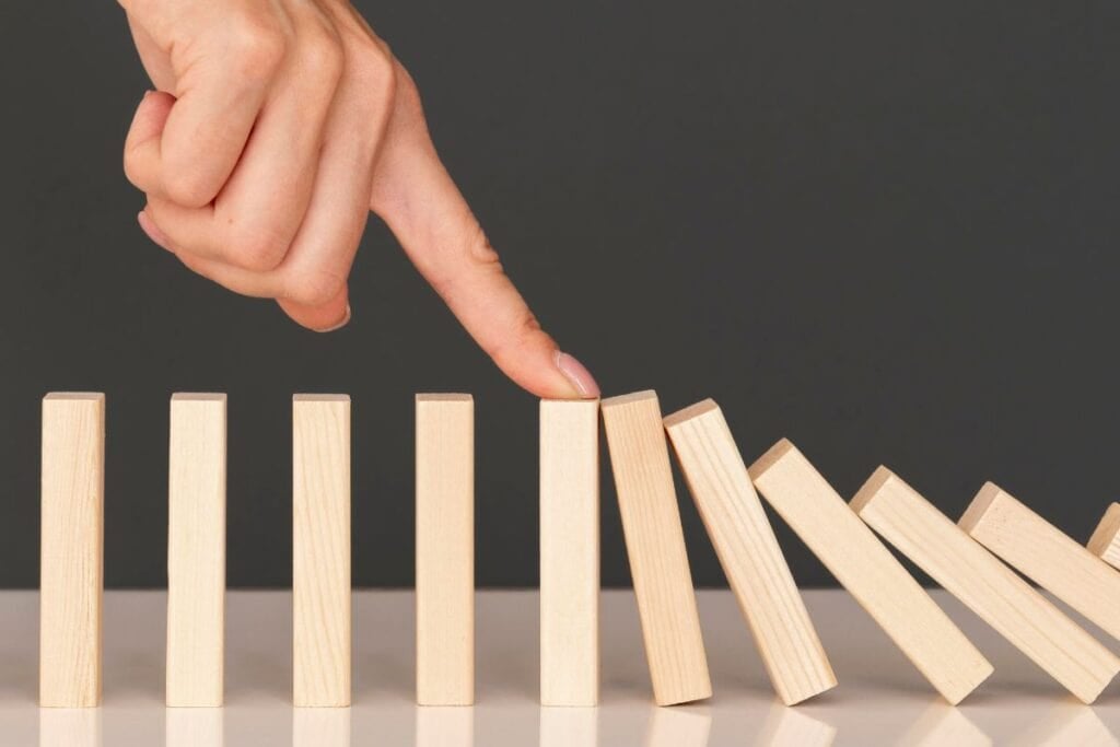 Klise: Apa Artinya Sebenarnya & Mengapa Penulis Menghindarinya 4 Permainan domino yang dibuat dengan potongan kayu.