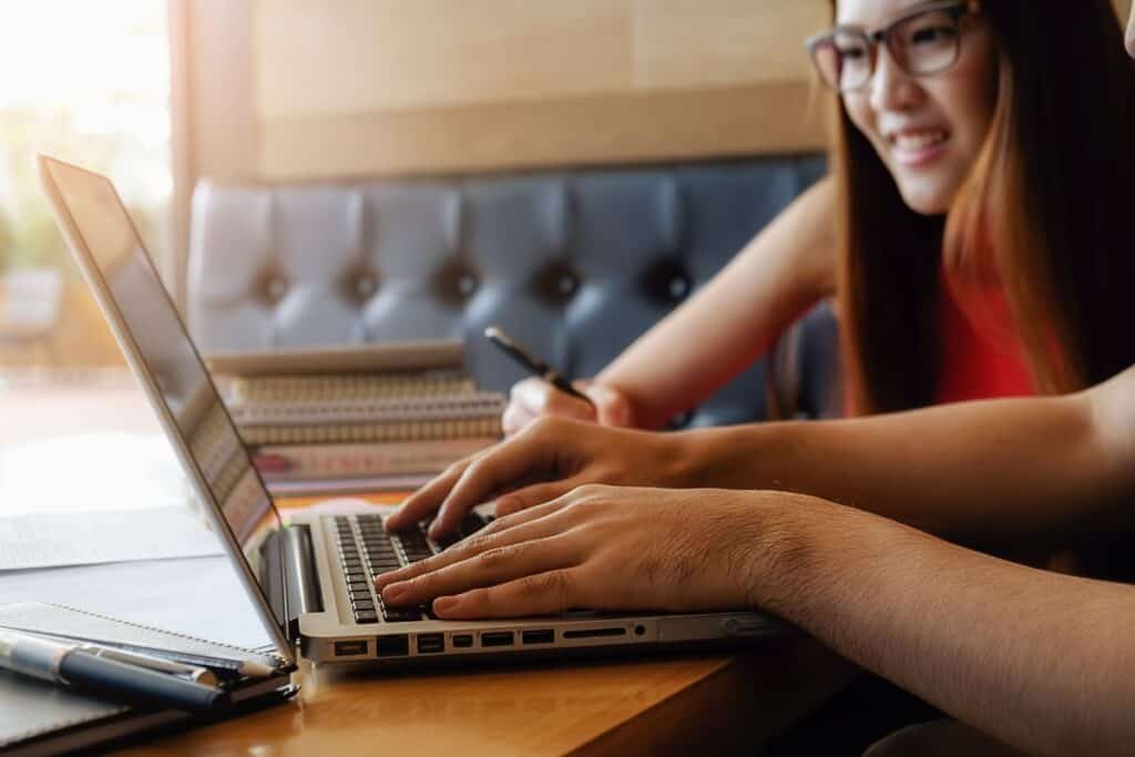 Αξιολόγηση Rytr AI: Είναι πραγματικά αξιόπιστο; 5 Φοιτητής που μελετά και κάνει brainstorming